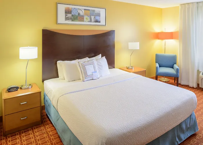 Fairfield Saint Louis Hotel 3*